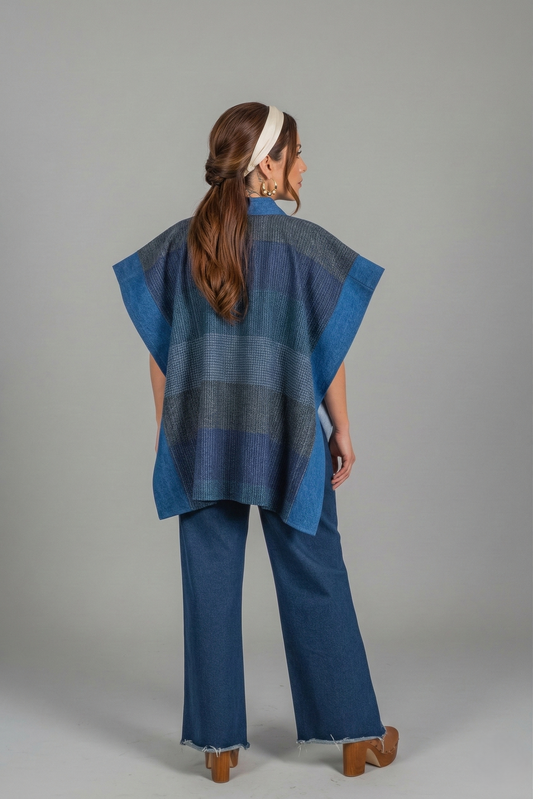 Chaleco de diseño original mexicano con textil artesanal tejido en telar de pedal y enmarcado con mezclilla de stock muerto. Bolsas al frente y cerrado parcialmente en los laterales. Visto de espalda.