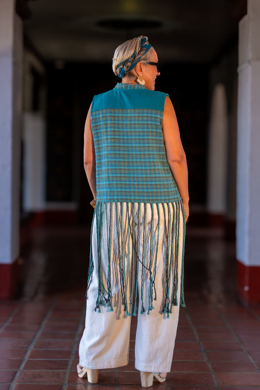 Chaleco corto con cierre de diseño original y moda mexicana artesanal y contemporáneas. Macramé largo en la parte inferior. Pieza única.