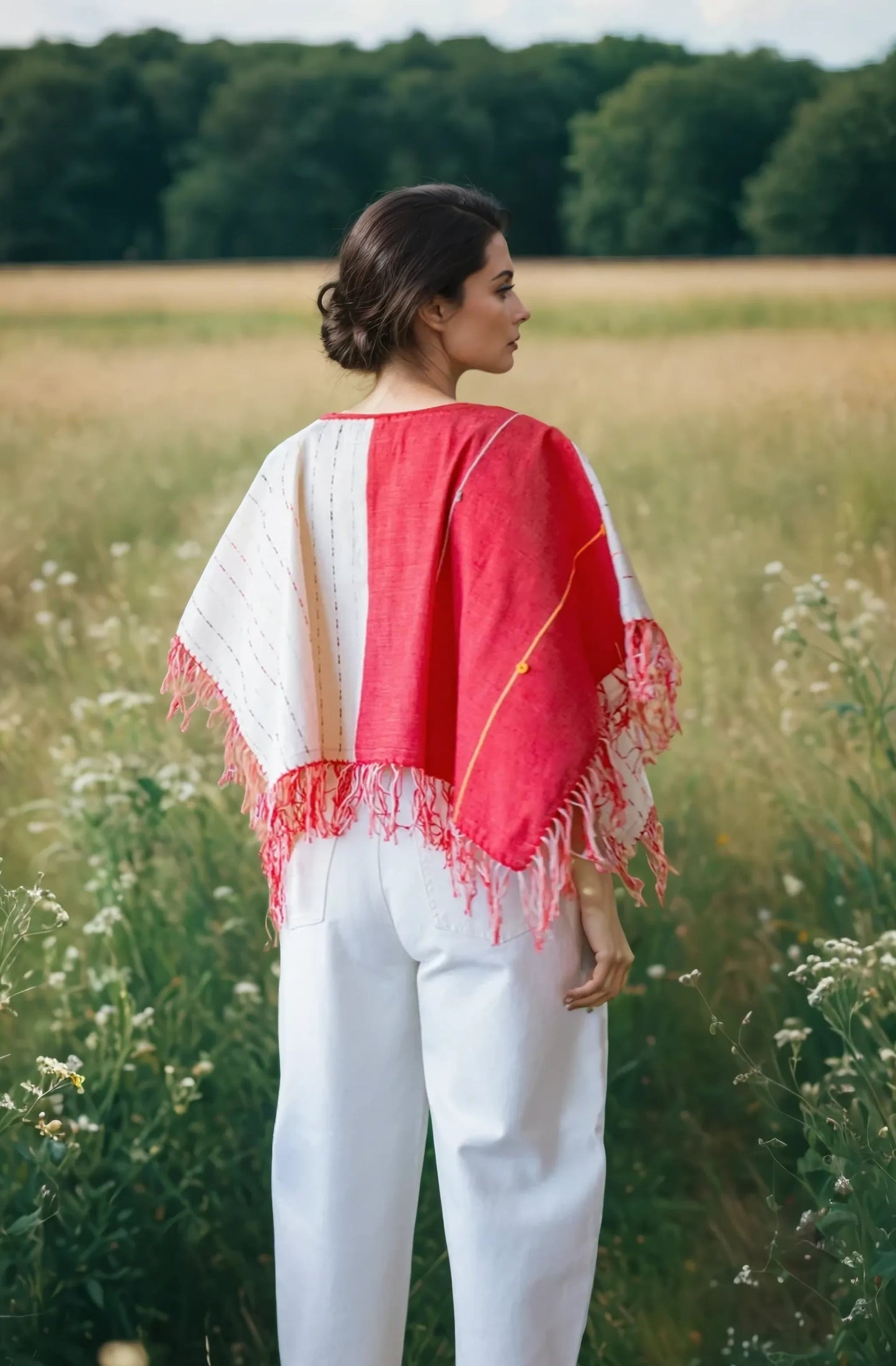 capa de moda artesanal con textil tejido en telar de pedal