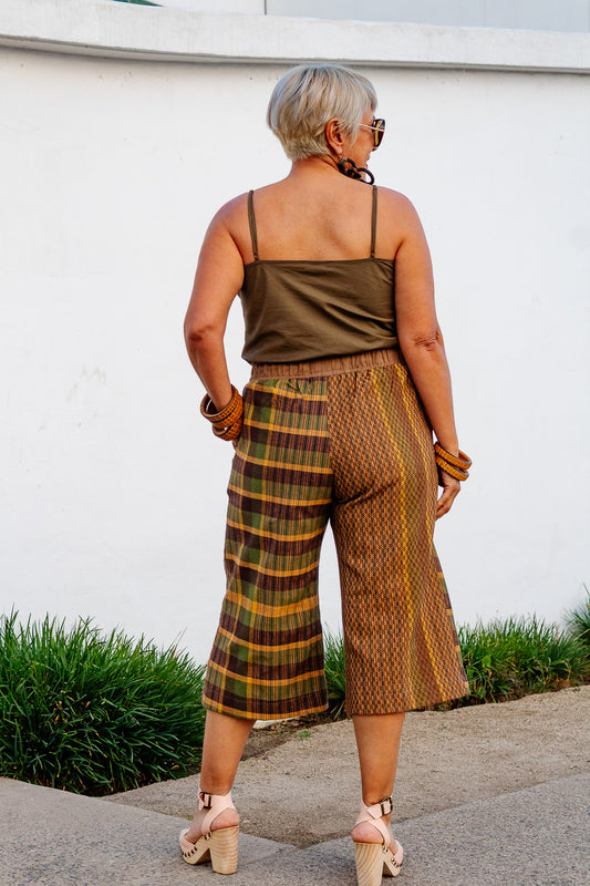 Pantalón Nexo, elaborado con textil artesanal tejido en telar de pedal (pieza única) - Nativa de Corazón. Visto de espalda.