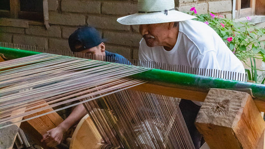 Artesano Toño creando textiles únicos de diseño original para las prendas de Nativa de Corazón