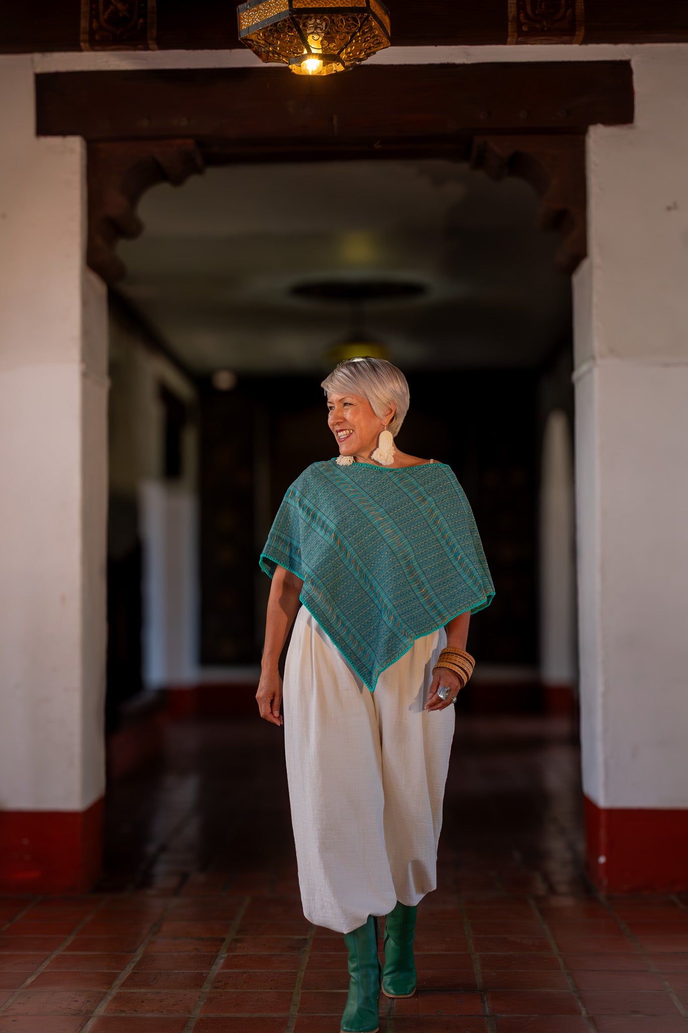 Capa con caída en triángulo, con textil artesanal tejido en telar de pedal tradicional, con diseño mexicano contemporáneo. Pieza única.