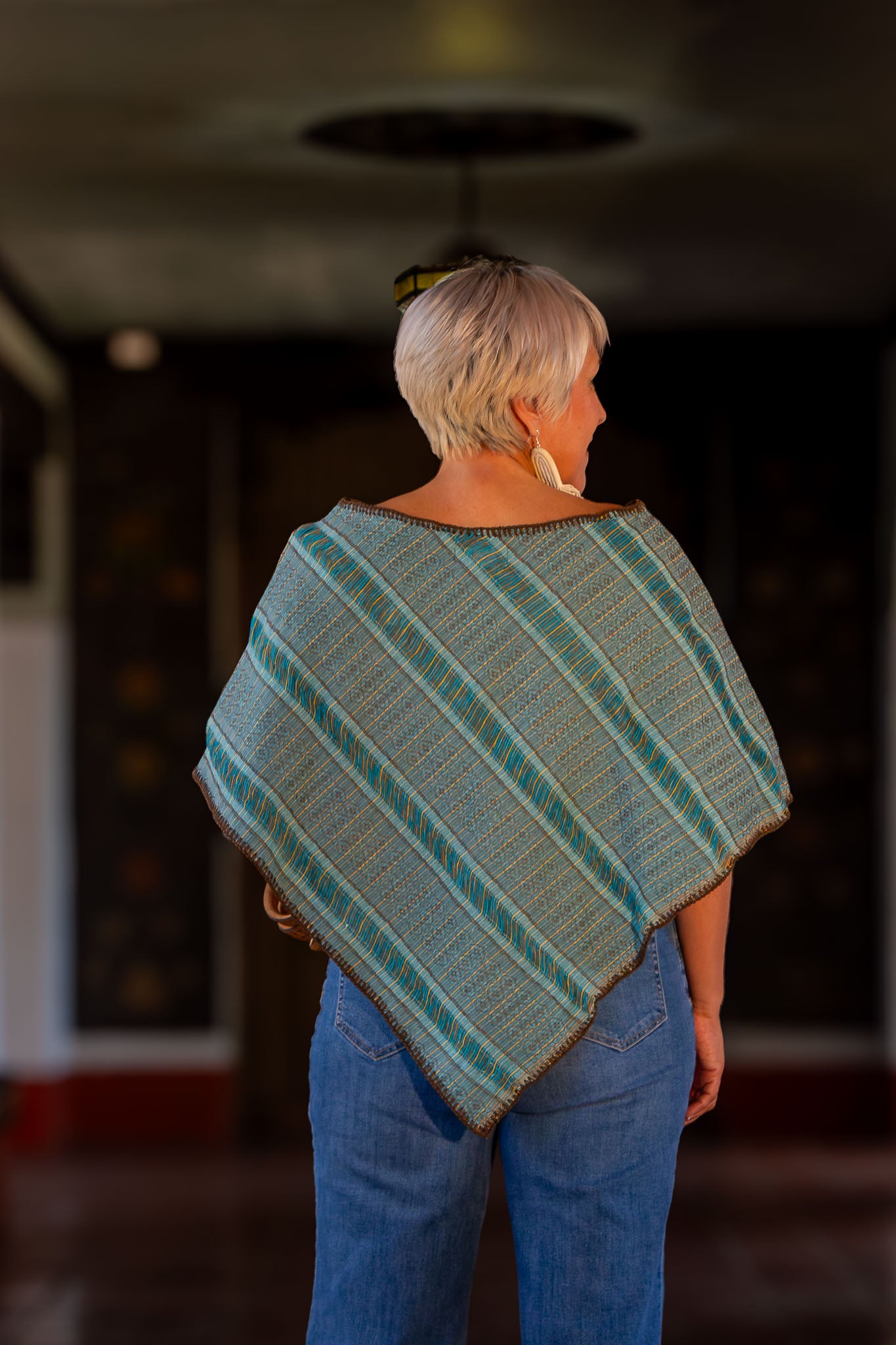 Capa con caída en triángulo, con textil artesanal tejido en telar de pedal tradicional, con diseño mexicano contemporáneo. Pieza única.