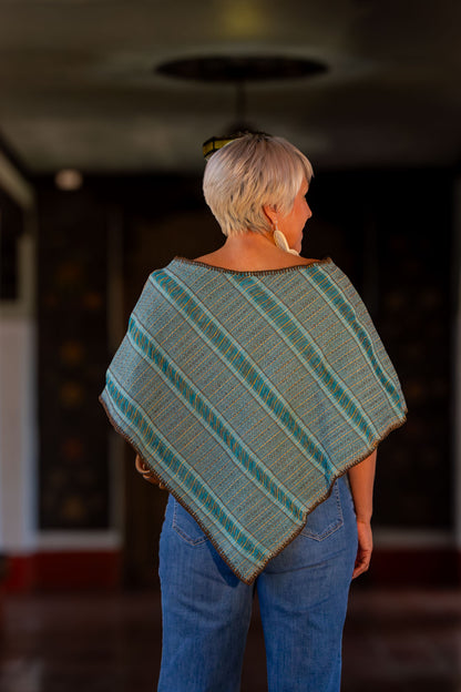 Capa con caída en triángulo, con textil artesanal tejido en telar de pedal tradicional, con diseño mexicano contemporáneo. Pieza única.