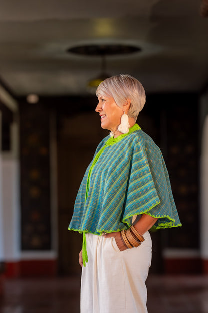 Capa de diseño mexicano original y contemporáneo, con textil artesanal tejido en telar de pedal y con acabado en cuello a mano en crochet. Pieza única.