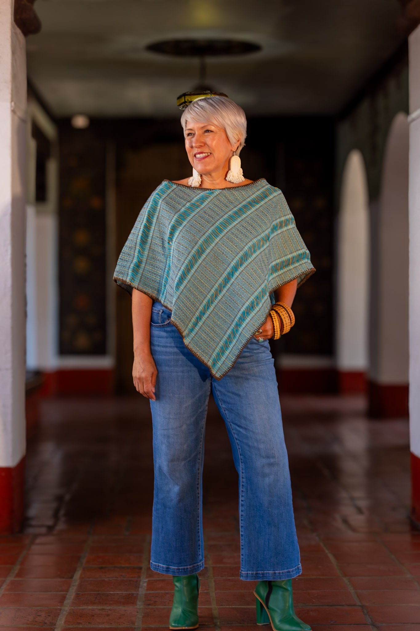 Capa con caída en triángulo, con textil artesanal tejido en telar de pedal tradicional, con diseño mexicano contemporáneo. Pieza única.