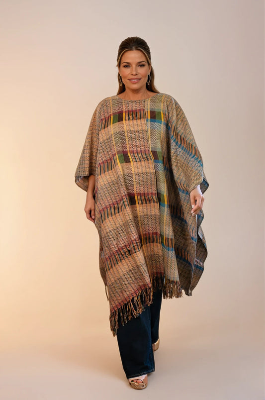Capa con textil artesanal, moda mexicana con diseño contemporáneo y original.