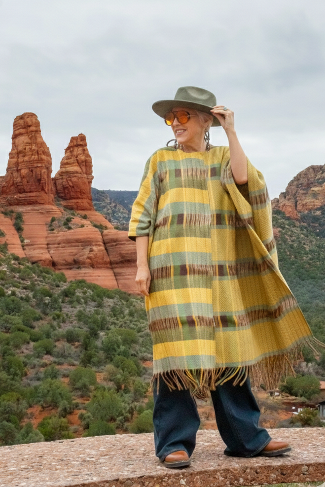 Capa con textil artesanal, moda mexicana con diseño contemporáneo y original.