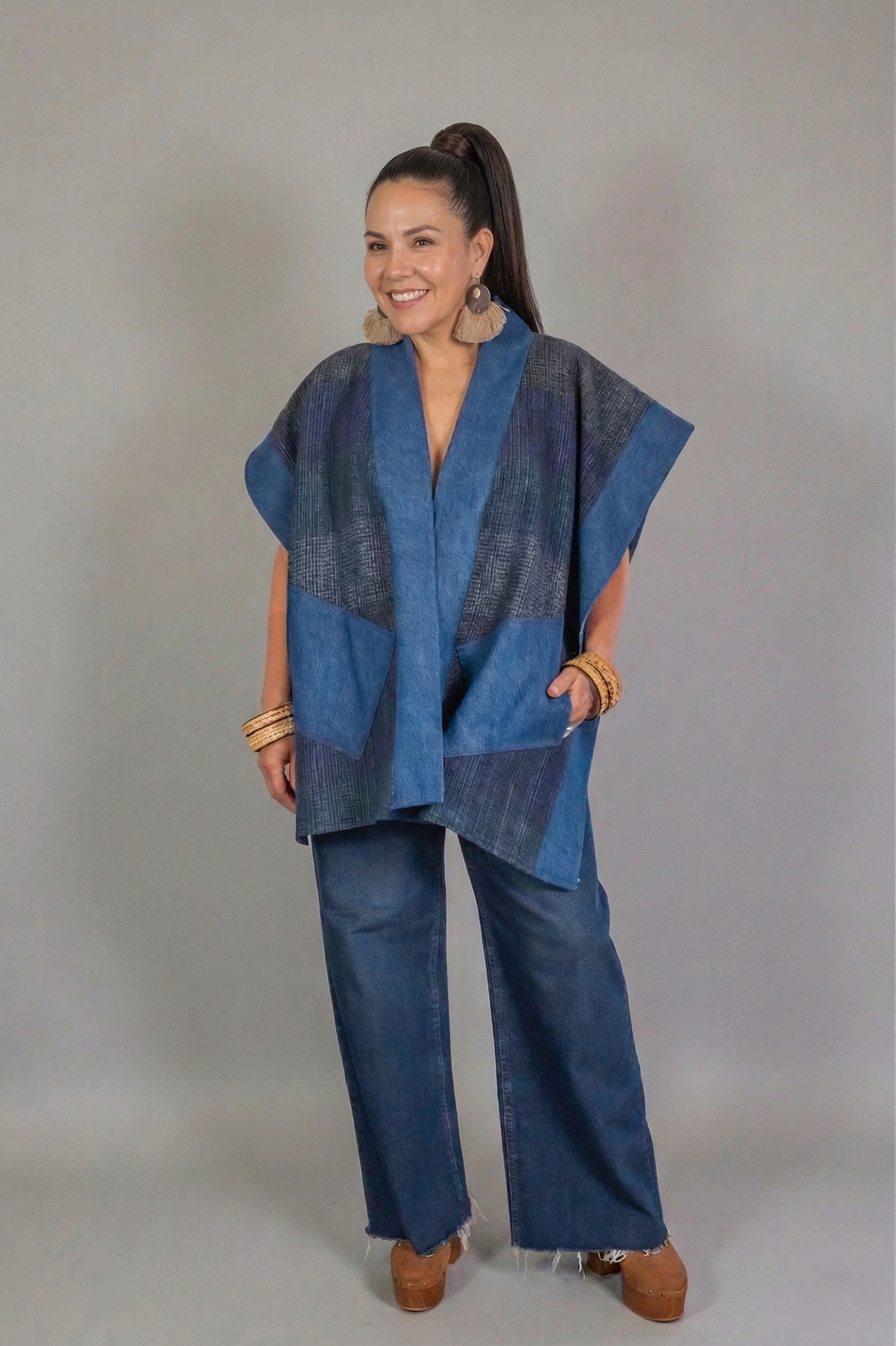 Chaleco de diseño original mexicano con textil artesanal tejido en telar de pedal y enmarcado con mezclilla de stock muerto. Bolsas al frente y cerrado parcialmente en los laterales.