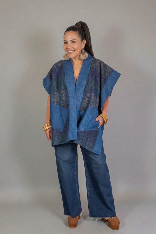 Chaleco de diseño original mexicano con textil artesanal tejido en telar de pedal y enmarcado con mezclilla de stock muerto. Bolsas al frente y cerrado parcialmente en los laterales.