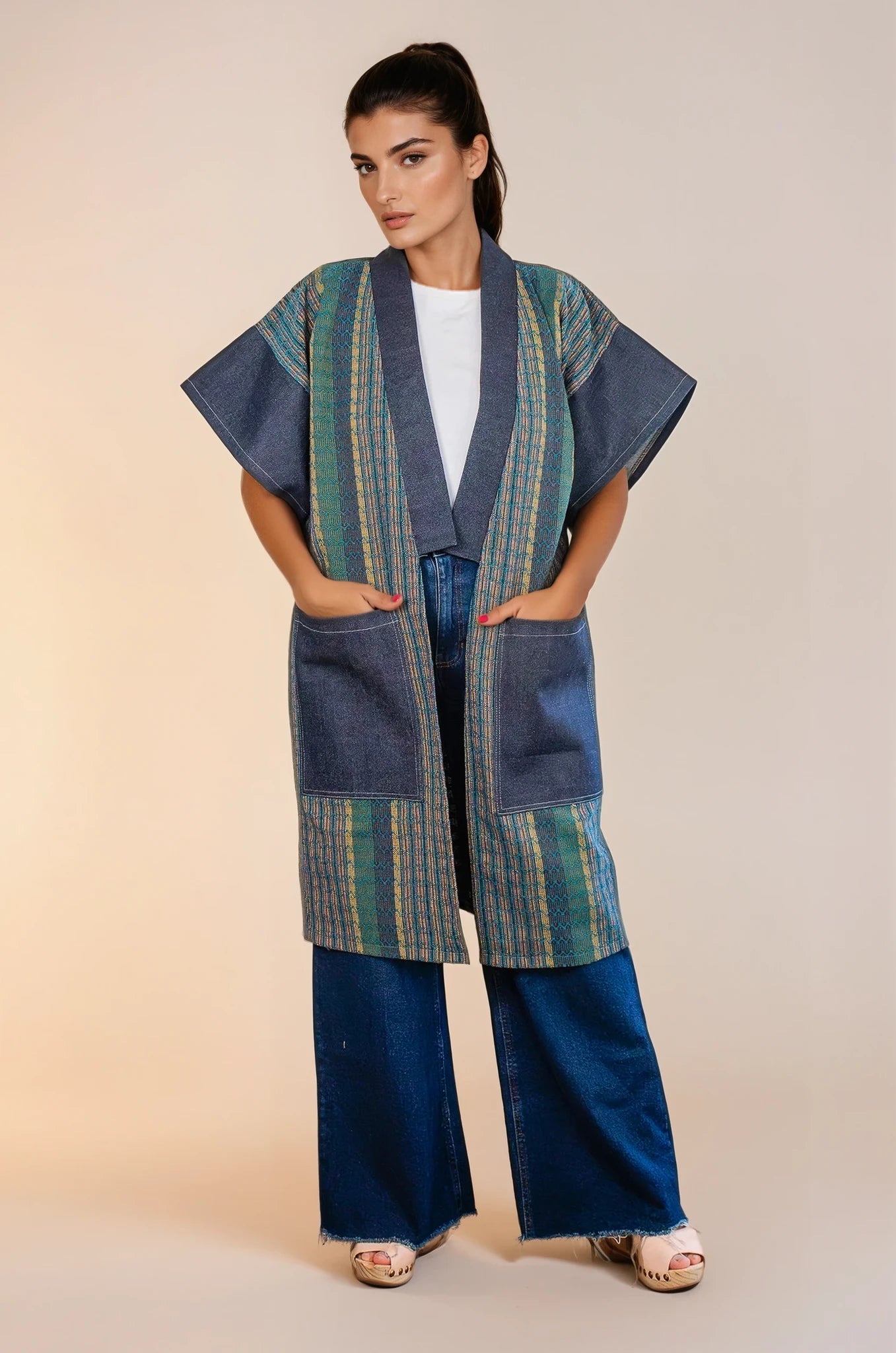Kimono súper original que combina el textil artesanal tradicional con mezclilla que le da un toque único y original.