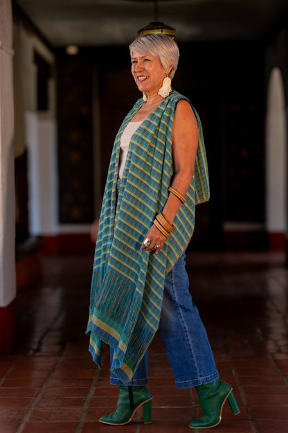 Chaleco de moda artesanal con diseño contemporáneo. Textil tejido en telar de pedal tradicional. Diseño mexicano, pieza única.