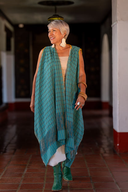 El deshilado en punta aporta un acabado delicado a este chaleco unitalla, tejido en telar de pedal con la paleta de color Pavón. Cada ejecución de esta base nace en una combinación distinta: la que ves aquí no volverá a repetirse. Encuéntrala antes de que alguien más la haga suya.
