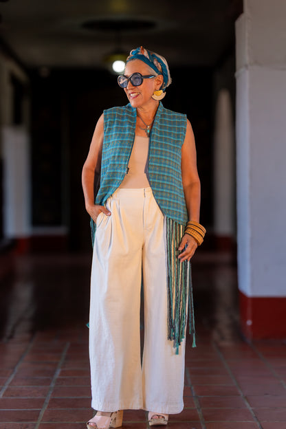 Chaleco corto con cierre de diseño original y moda mexicana artesanal y contemporáneas. Macramé largo en la parte inferior. Pieza única.