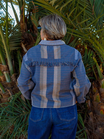 Chamarra Gúpa 100% artesanal con textil tejido en telar de pedal tradicional con hilos de algodón, pieza única - Nativa de Corazón.