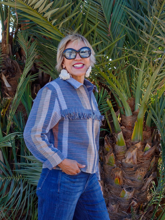 Chamarra Gúpa 100% artesanal con textil tejido en telar de pedal tradicional con hilos de algodón, pieza única - Nativa de Corazón.