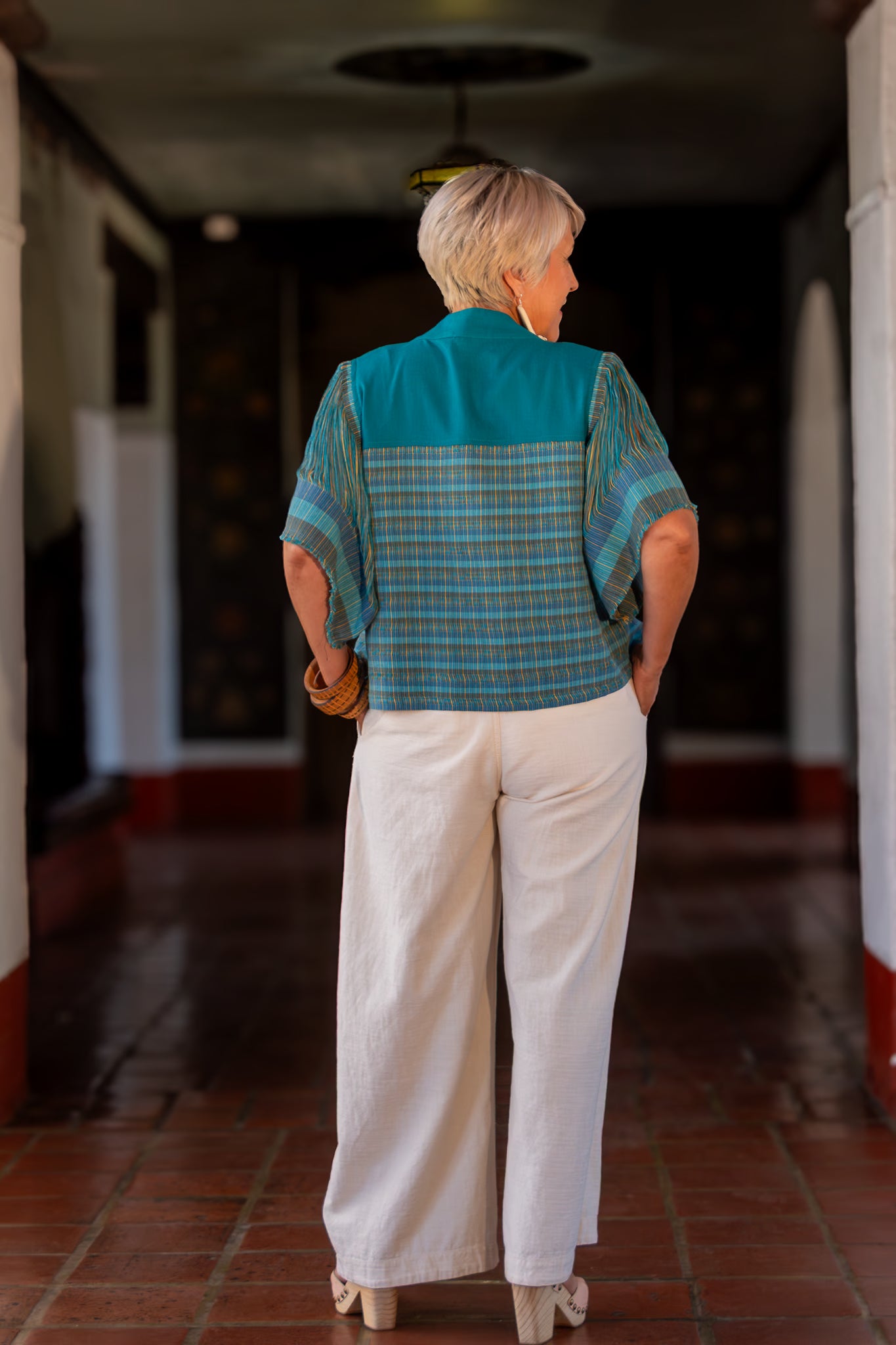 Chamarra de diseño mexicano y moda artesanal. Con textil tejodo en telar de pedal hecho en México. 