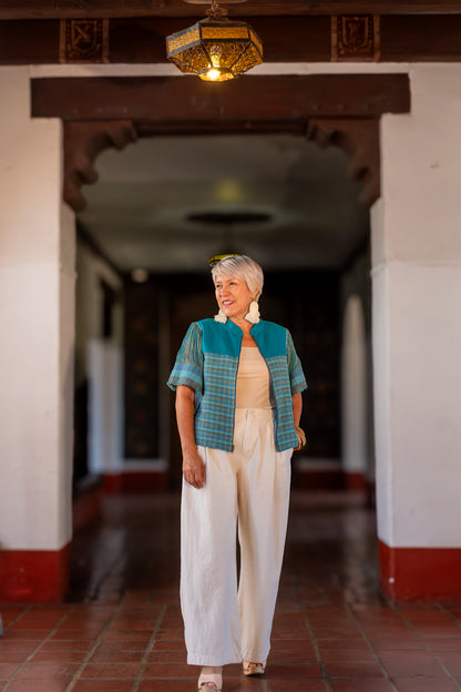Chamarra de diseño mexicano y moda artesanal. Con textil tejodo en telar de pedal hecho en México. 