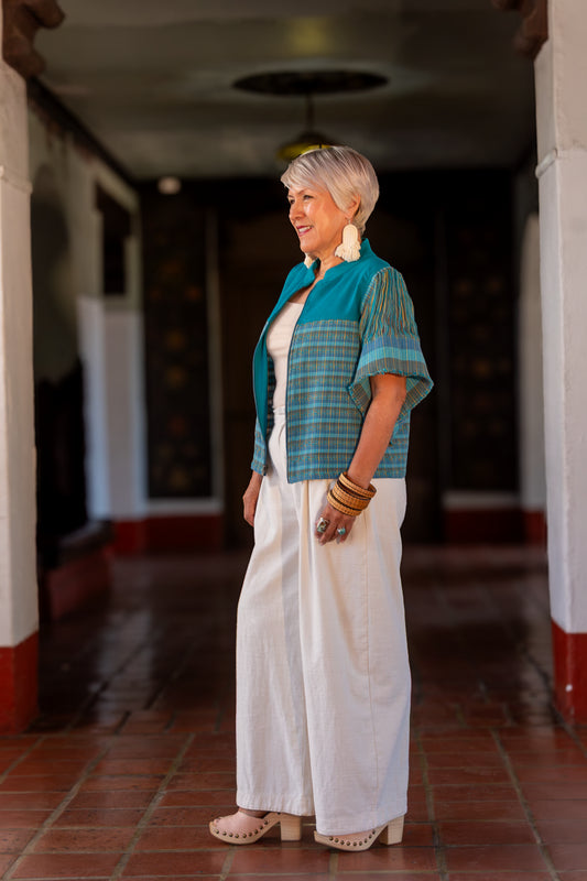 Chamarra de diseño mexicano y moda artesanal. Con textil tejodo en telar de pedal hecho en México. 