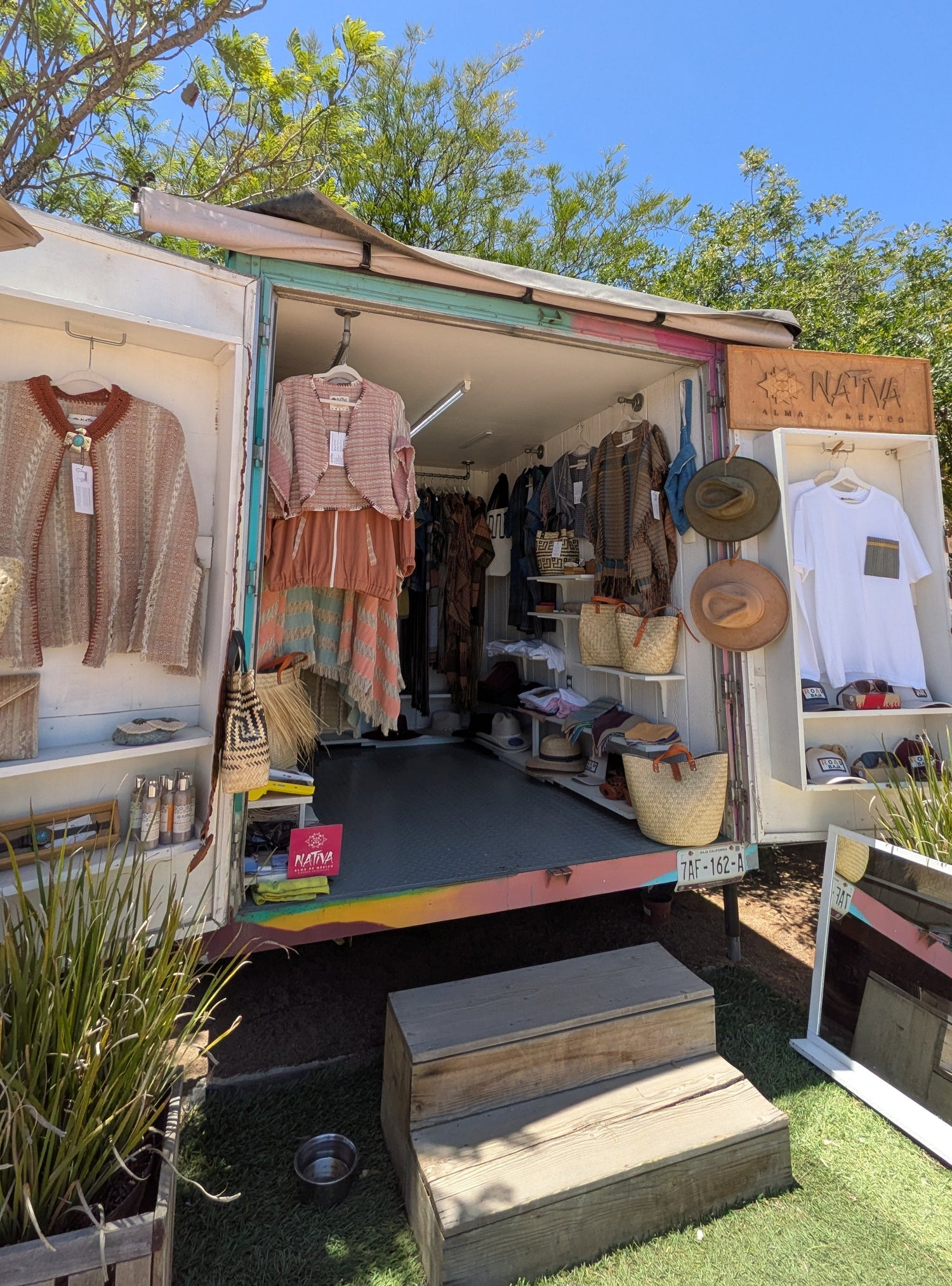 Fashiontruck de Nativa de Corazón, ubicado en Valle de Guadalupe, dentro de la vinícola Adobe Guadalupe.