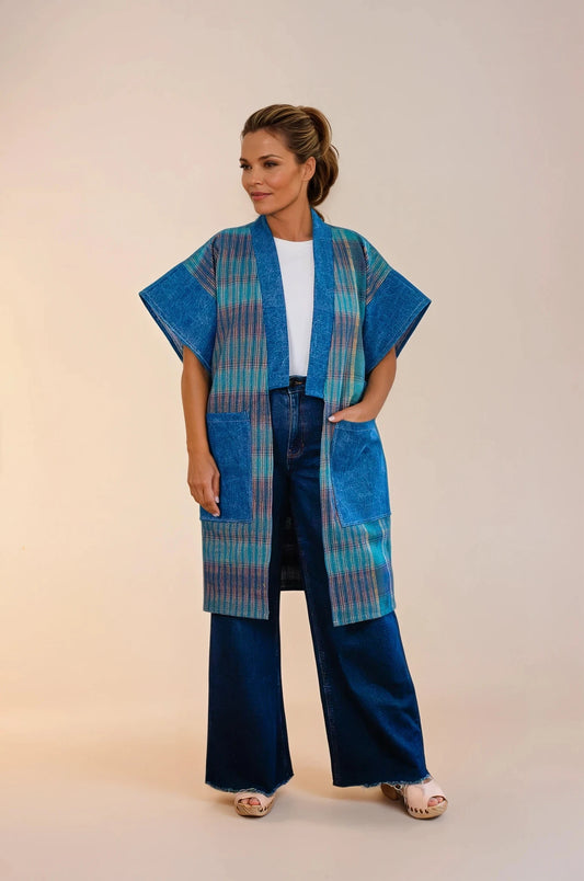 Kimono súper original que combina el textil artesanal tradicional con mezclilla que le da un toque único y original.