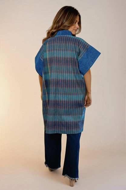Kimono súper original que combina el textil artesanal tradicional con mezclilla que le da un toque único y original. Visto desde la espalda.