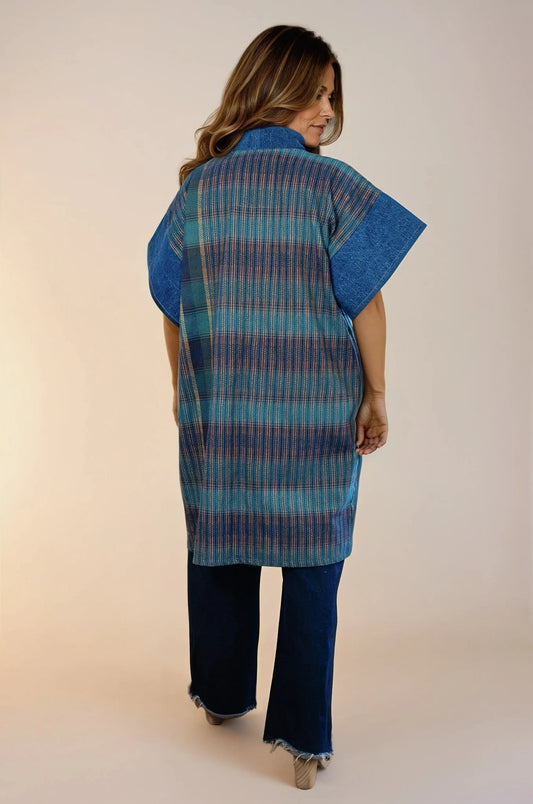 Kimono súper original que combina el textil artesanal tradicional con mezclilla que le da un toque único y original. Visto desde la espalda.