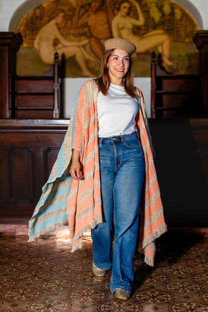 Kimono de moda mexicana artesanal, con textil tejido en telar de pedal tradicional y diseño original hecho en México.