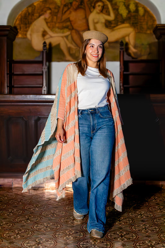 Kimono de moda mexicana artesanal, con textil tejido en telar de pedal tradicional y diseño original hecho en México.