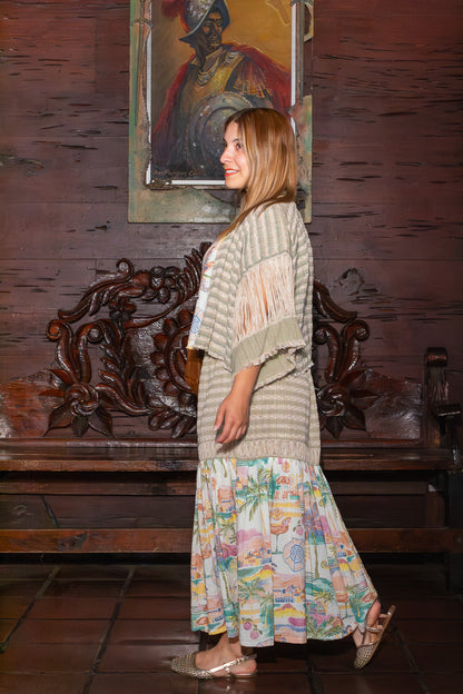 Kimono corto con textil artesanal tejido en telar de pedal. Mangas en deshilado amplio y solapas en tela de stock muerto. Diseño mexicano contemporáneo, hecho en México.