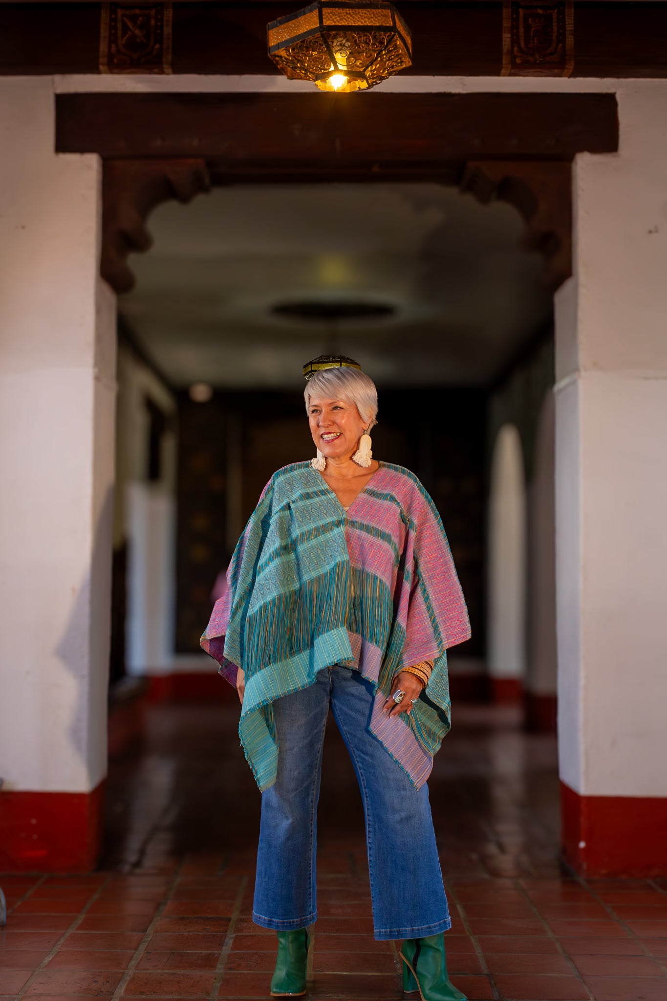 Poncho de moda mexicana artesanal, con diseño moderno y textil tejido de forma tradicional en telar de pedal. 100% algodón, Pieza única.