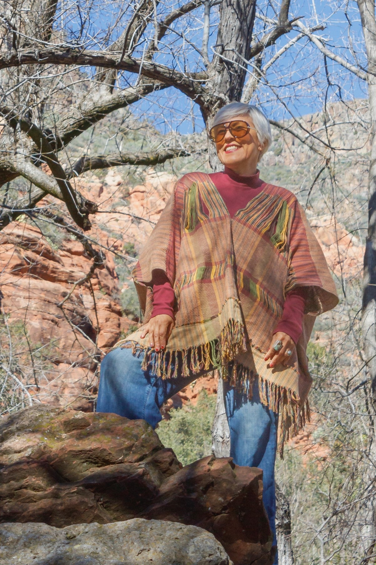 Poncho con textil 100% artesanal tejido en telar de pedal con deshuilados mediano en franjas en todo  lo alto. De corte oversize con cuello en V y flecos en la parte inferior.