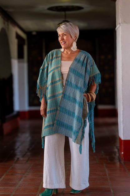 Ruana de moda mexicana artesanal contemporánea. Diseño original y exclusivo, con textil 100% algodón tejido en telar de pedal tradicional. Hecho en México.