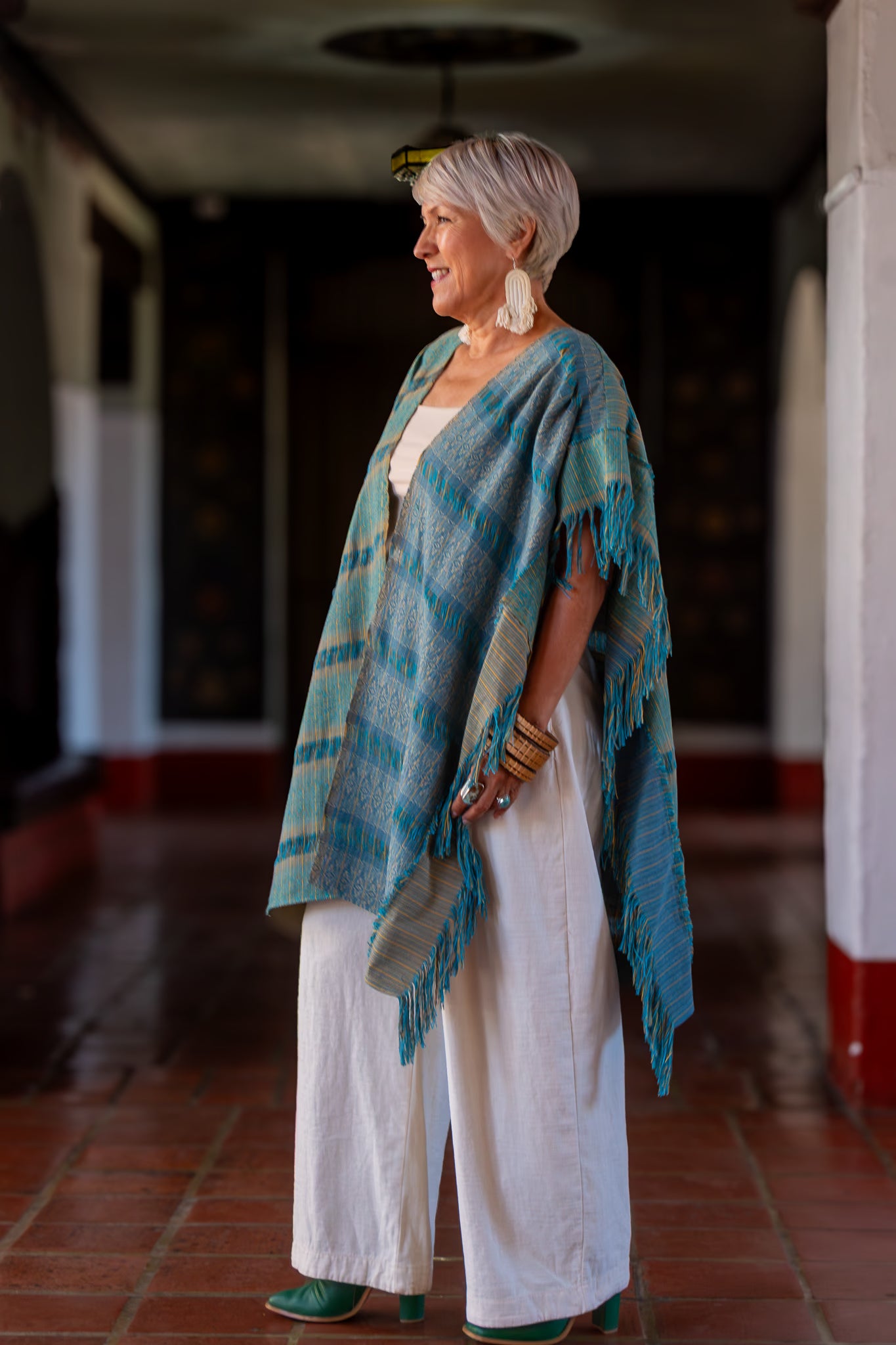 Ruana de moda mexicana artesanal contemporánea. Diseño original y exclusivo, con textil 100% algodón tejido en telar de pedal tradicional. Hecho en México.
