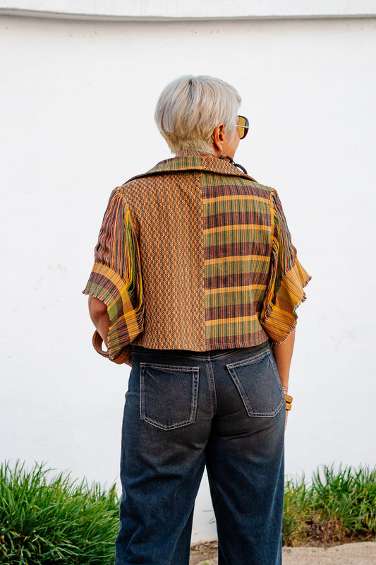 Saco Nexo, pieza única tejida de forma artesanal en telar de pedal tradicional con hilos de algodón - Nativa de Corazón. Visto de espaldas.