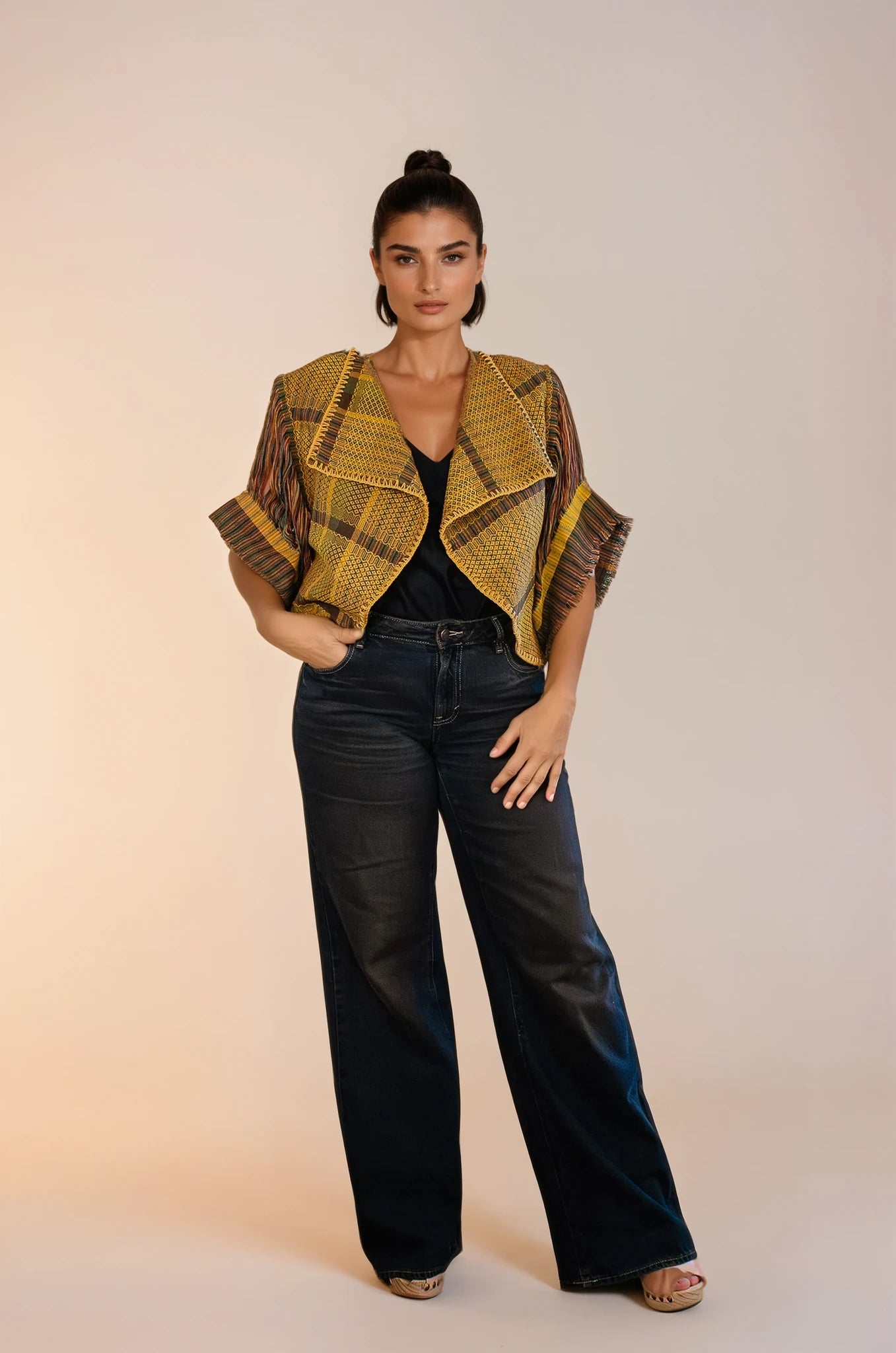 Torera elaborada con textil 100% artesanal, tejido en telar de pedal tradicional. Diseño original de Nativa de Corazón, pieza única.