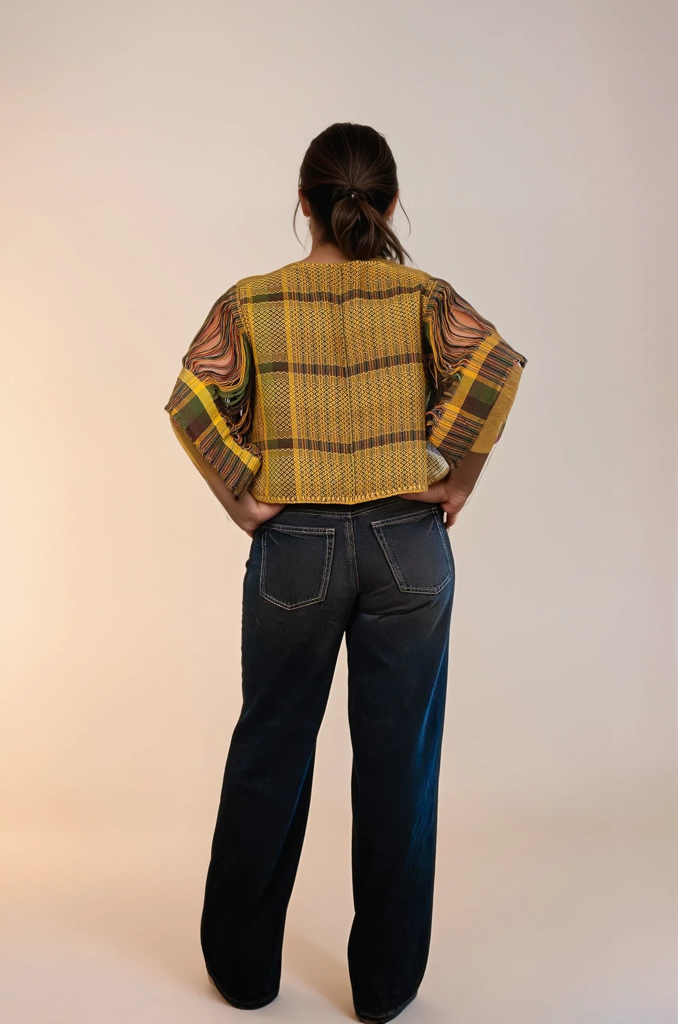 Torera elaborada con textil 100% artesanal, tejido en telar de pedal tradicional. Diseño original de Nativa de Corazón, pieza única. Vista de espalda.