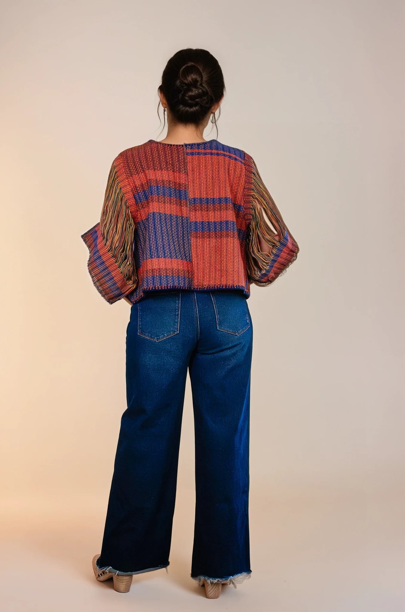 Torera elaborada con textil 100% artesanal, tejido en telar de pedal tradicional. Diseño original de Nativa de Corazón, pieza única. Vista de espalda.