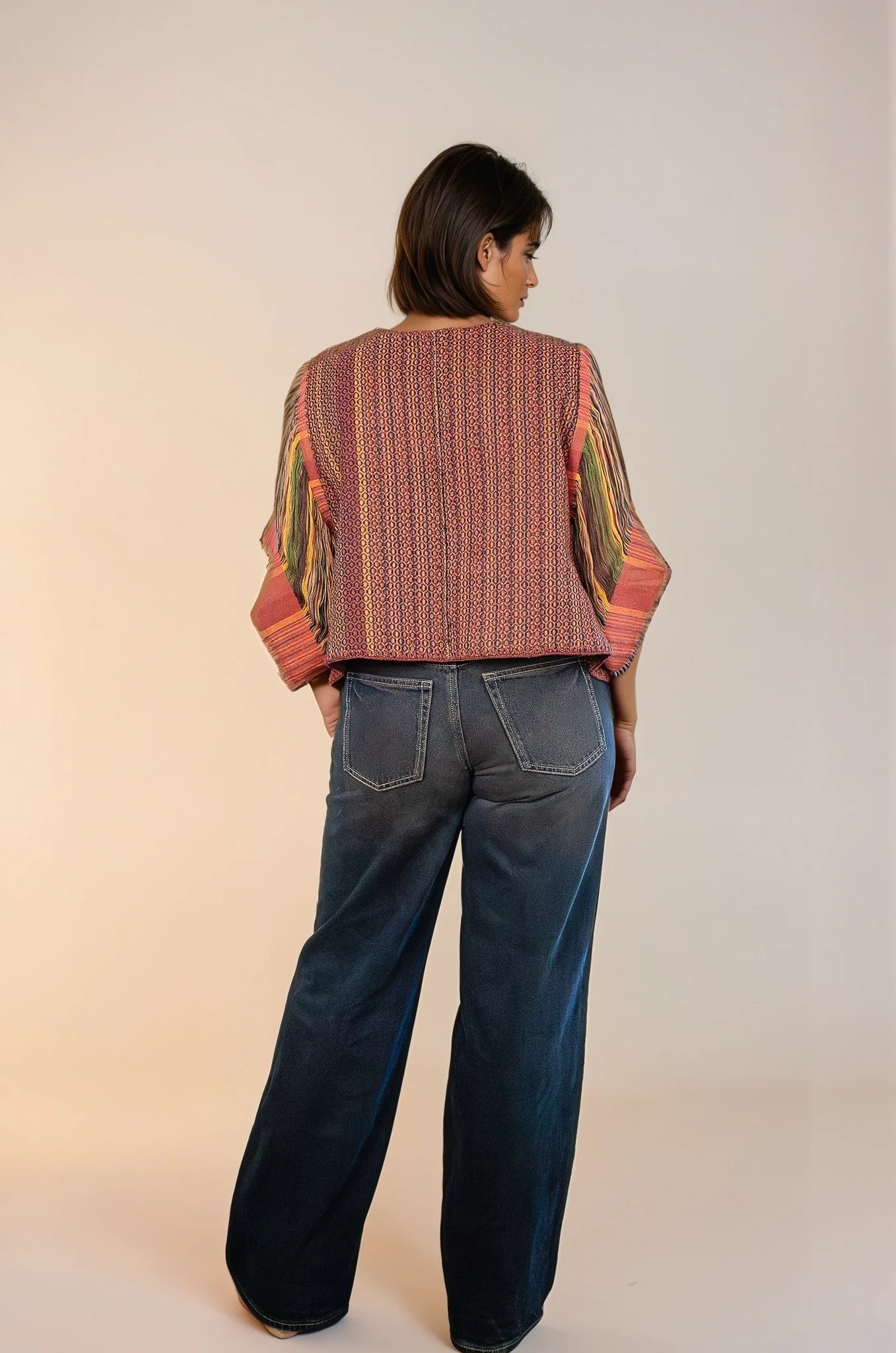 Torera elaborada con textil 100% artesanal, tejido en telar de pedal tradicional. Diseño original de Nativa de Corazón, pieza única. Vista de espalda.